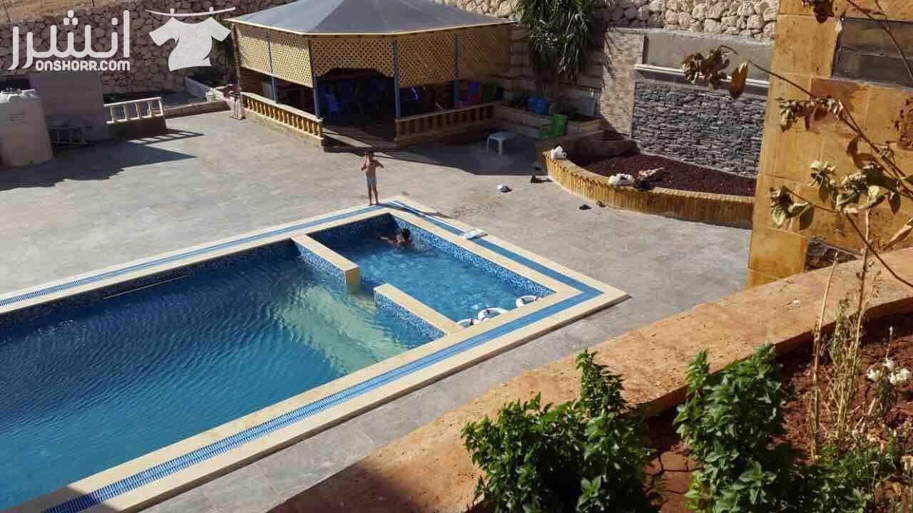 شالية للبيع .... يقع على 3,5 دونم مع مسبح وترس 500 متر وشلال وباربكيو وزرب وفرن عربي مزروع بالاشجار والنخيل والنجيل والورود وموقف سيارات 500 متر معبد . خمس غرف نوم ماستر مع ضيوف 60 متر وسفره وضيوف سي...