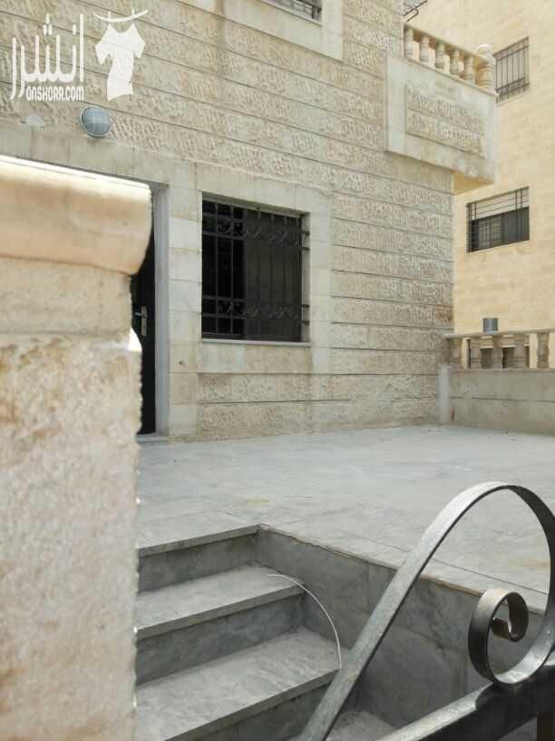 شقة ارضية مع ترس للبيع .. مقابل العيادات الخارجية لمستشفى حمزة منطقة هادئة جدا .. مساحتها الداخلية 135 م .. ثلاث غرف نوم ..ثلاث حمامات ..ومطبخ راكب جديد وحمامات تم عمل صيانة ب 5000د. تشطيبات ديلوكس ....