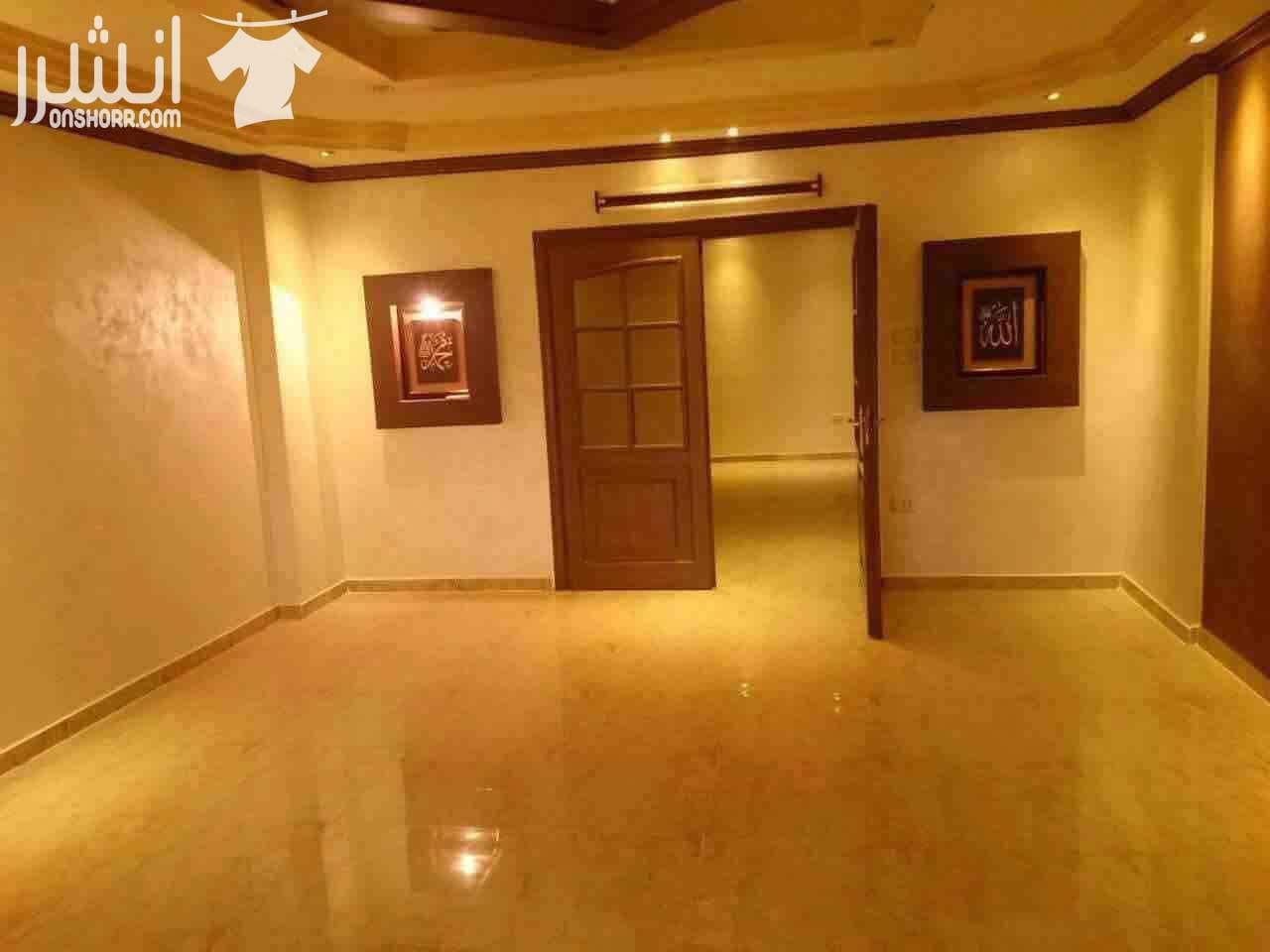 شقة سوبر ديلوكس للبيع طابق رايع اربد الحي الشرقي ٣غرف نوم ٣حمامات صالة و ضيوف و سفرة مطبخ امريكي راكب مكيفين و جاكوزي يوجد مصعد مساحة ٢٠٦متر مربع