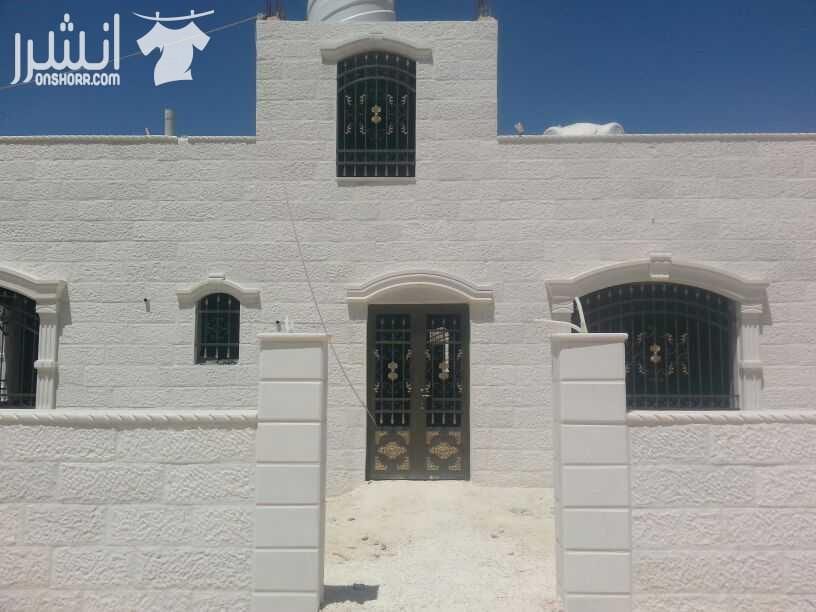 فيلا قيد التشطيب في الاردن / الزرقاء الجديدة - البتراوي في منطقة هادئة، على ثلاث شوارع، أربع واجهات حجر نخب أول، مساحة الأرض (500) متر مربع، ويتألف البيت من طابقين: 1- الطابق الأرضي مساحته (121) متر...
