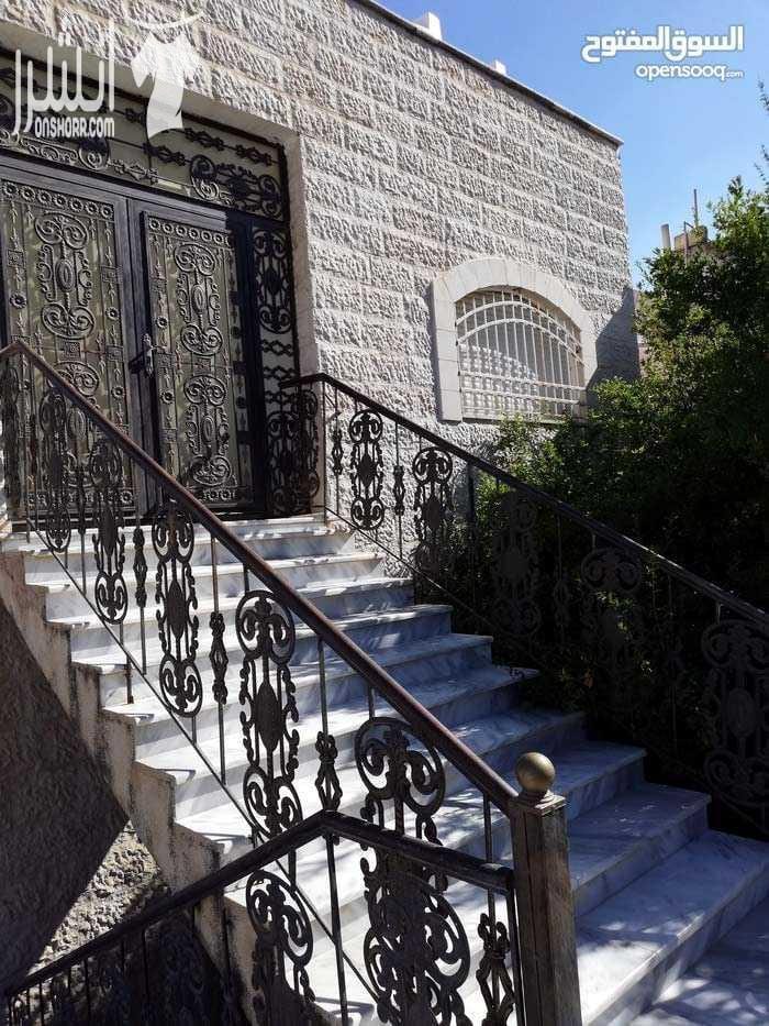 منزل مستقل للبيع على قطعة أرض مساحتها ٩٦٥ متر في اربد-إيدون-الحيّ الغربي بالقرب من مسجد خلف التل مكوّن من طابقين الأرضي مساحته ١٢٠ متر مربع والطابق التاني ٢٤٠ متر مربع والمطبخ راكب في الطابقين مع و...