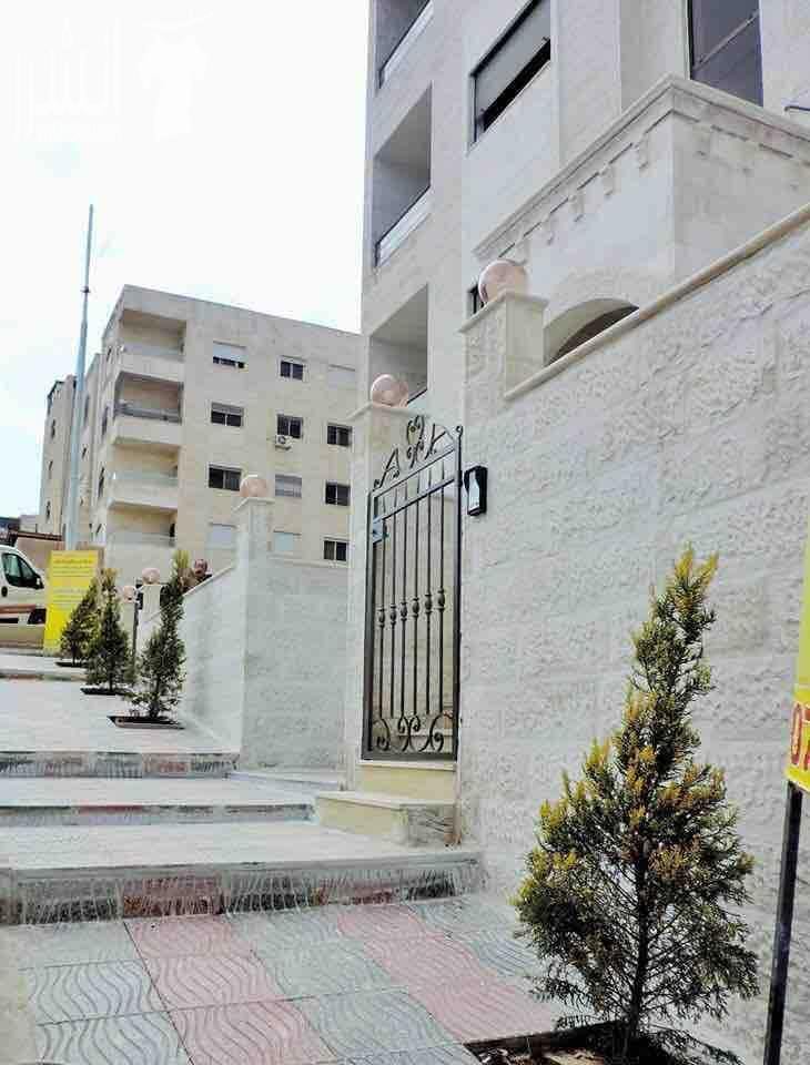 لكل من يبحث عن شقة العمر وبسعر منافس شركة العرار المتقدم للاسكان عنوان الفخامة والجودة والالتزام شقق فخمة بأرقى المناطق في طبربور. ذات اطلالة مميزة ليس لها مثيل الموقع: طبربور - الخزنة - قرب الجامعة...