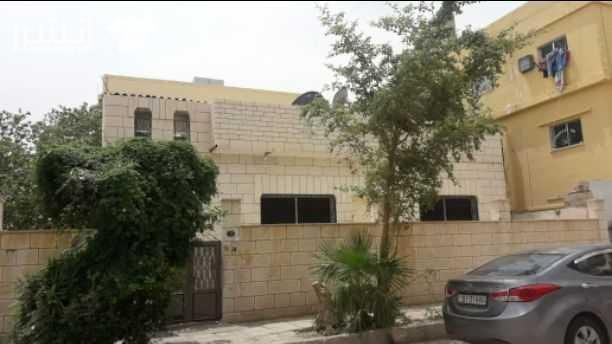 منزل مستقل للبيع في مدينة العقبه حي المحدود الغربي مساحة الارض ٢٥٦ متر و مساحة البناء ١٤٠ متر و امكانية البناء فوق المنزل طابقين و روف