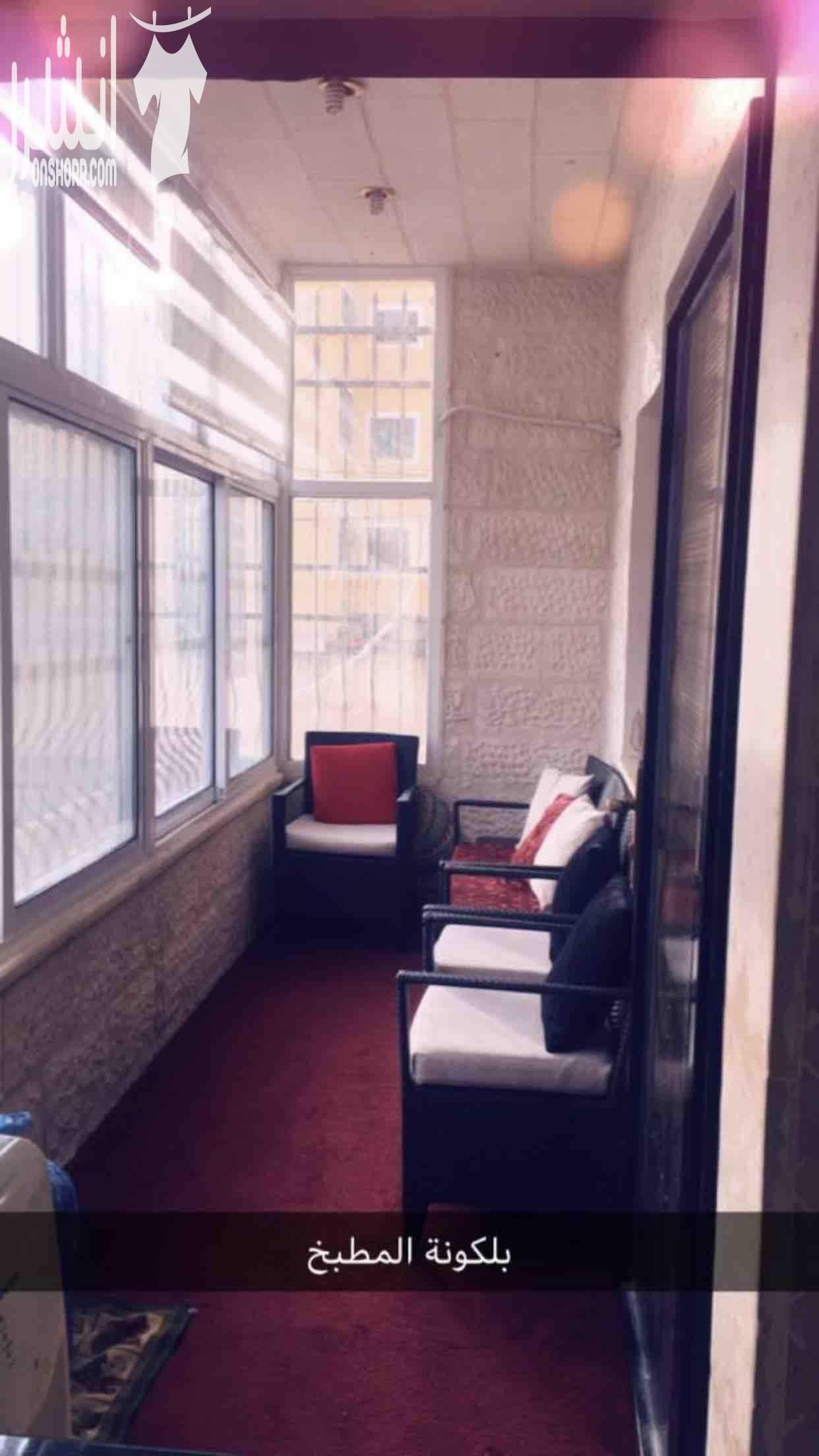 شقه مدخل مستقل للبيع مساحه 215 م اتجاه شرقي شمالي عمر البناء خمس سنوات تشطيبات سوبر مطبخ بلوط أمريكي ديكورات خشب و ورق جدران من المالك مباشره السعر 100000 قابل للتفاوض 0798484941
