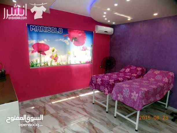 صالون نسائي مكون من عدة أقسام قسم مغربي والعنايه بالجسم(شامل غرفة بخار ) و مركز عناية بالبشره *مرخص من وزارة الصحه* ومجهز بأحدث الأجهزه،ركن للمانيكير والباديكير (spa chair) (اجهزه كهربائيه) وقسم للعنا...