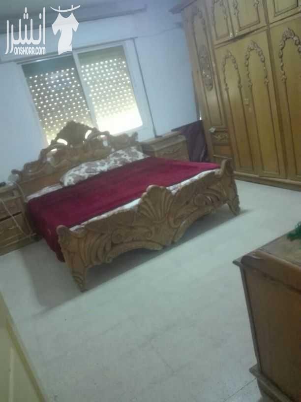 شقه للبيع طابق اول على الشارع صاله وصاله ومعيشه و ٣غرف نوم منهم واحده ماستر.. حمامين .. مطبخ راكب وكرميد وباربكيو وترس مساحتو ٧٠متر مساحه داخليه ١٦٠متر على الكوشان ١٥٨ ... له ثلاث مداخل ضاحيه الاقص...