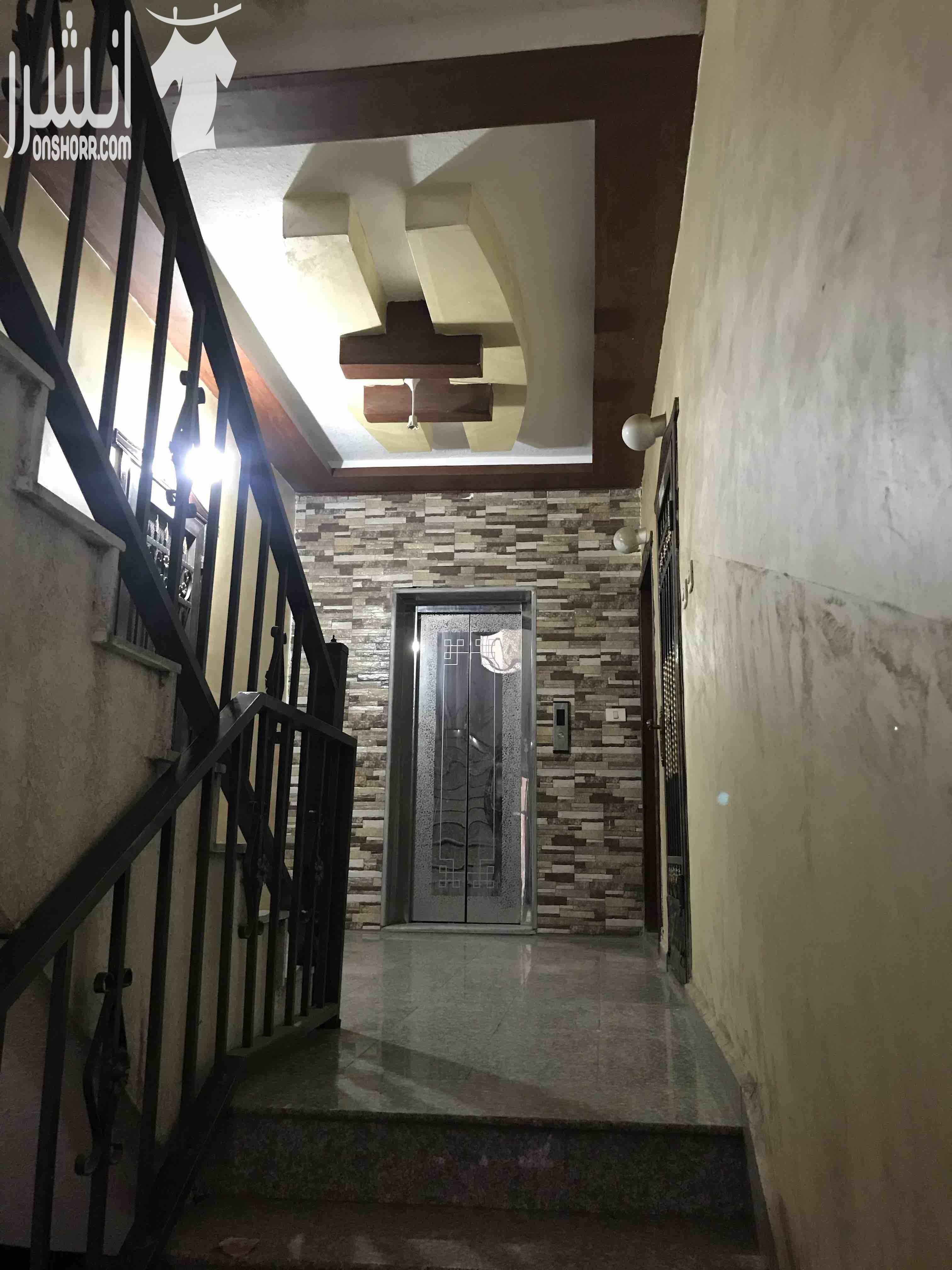 شقة 100 متر في جبل النصر 3 غرف نوم ، وحدة منهم ماستر مع بلكونه مطبخ بحالة الجديد راكب بناء جديد تؤجر بمبلغ 200 دينار في حالة البيع للاستثمار . يوجد مصعد طابق ثالث موقع حيوي و مميز جدا على الخدم...