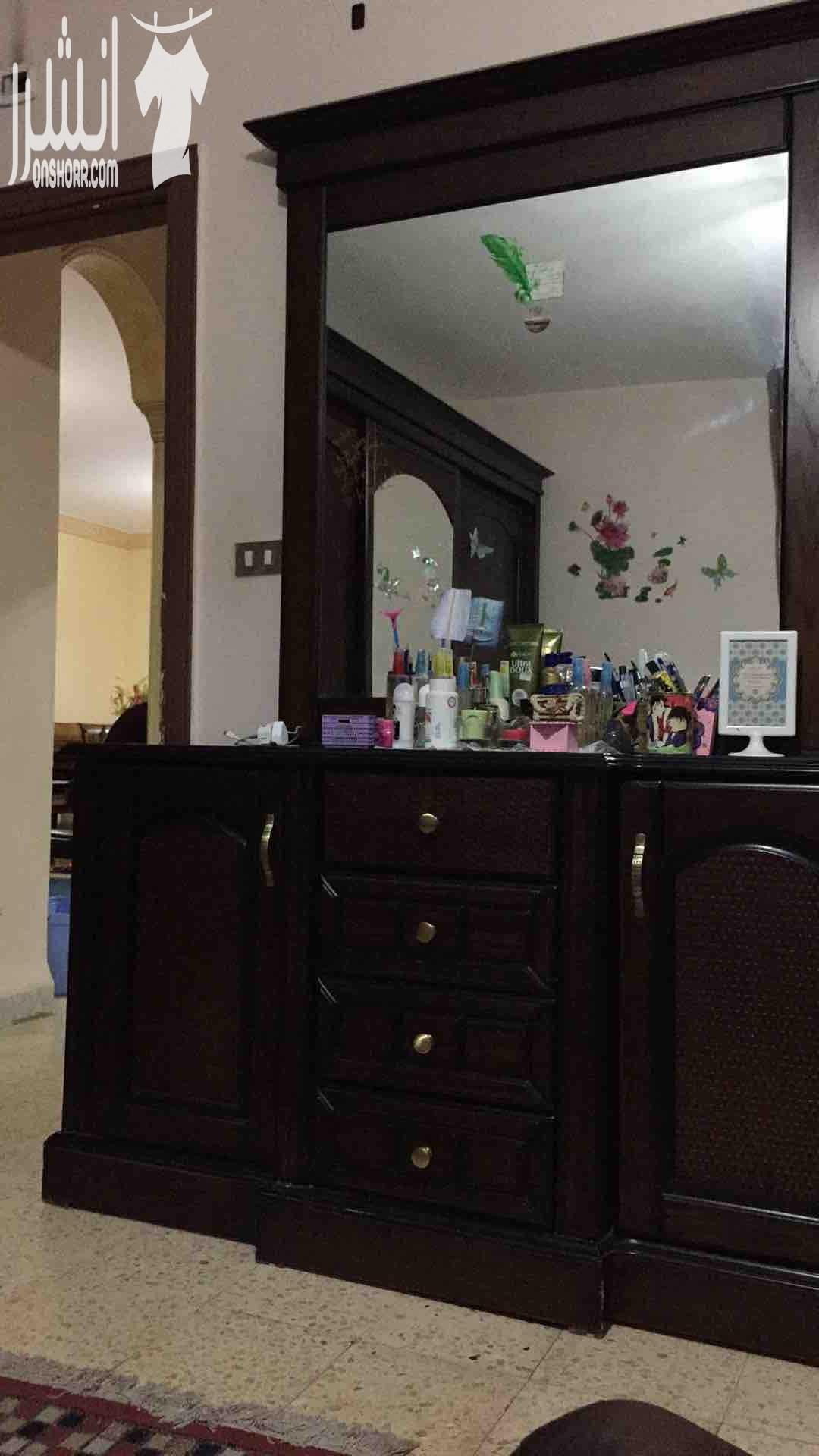 غرفة نوم كاملة من خشب الزان الفاخر بحالة ممتازة جدا استعمال خفيف مكونة من سرير خشب و2 كومدينة وتسريحة مع مرآة وخزانة كبيرة 3 درفات مع 3جوارير سفلية وخزانة إضافية صغيرة الغرفة ممتازة وثقيلة وخشبها ممتا...