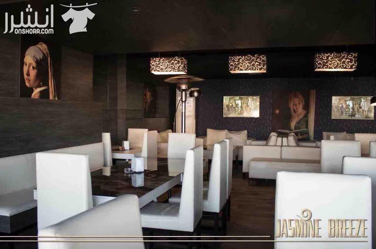 Jasmin breeze Restaurant and Café مطعم للبيع بـ مساحة 560 متر مربع تقريباً ديكور عصري وجميل جداً في سوق تجاري بـ بالزرقاء الجديدة منطقه البتراوي دوار البتراوي الموقع بمكان حيوي جداً يشمل محلات تجا...