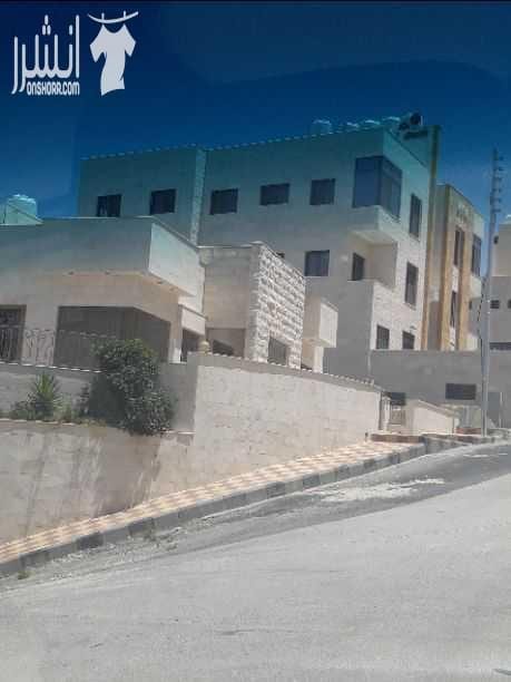 بيت مستقل يتكون من طابقين الارض ٧١١م الطابق الاول ١٠٠م غرفة نوم كبيرة صالة مع مطبخ امريكى وحمام ط ٢ ٢٥٠م مع الترس ٣نوم ١ماستر ٣حمامات صالة وصالون مطبخ مع جلسة فاير بليس حديقة مطبخ كبيرة حدائق امامي...