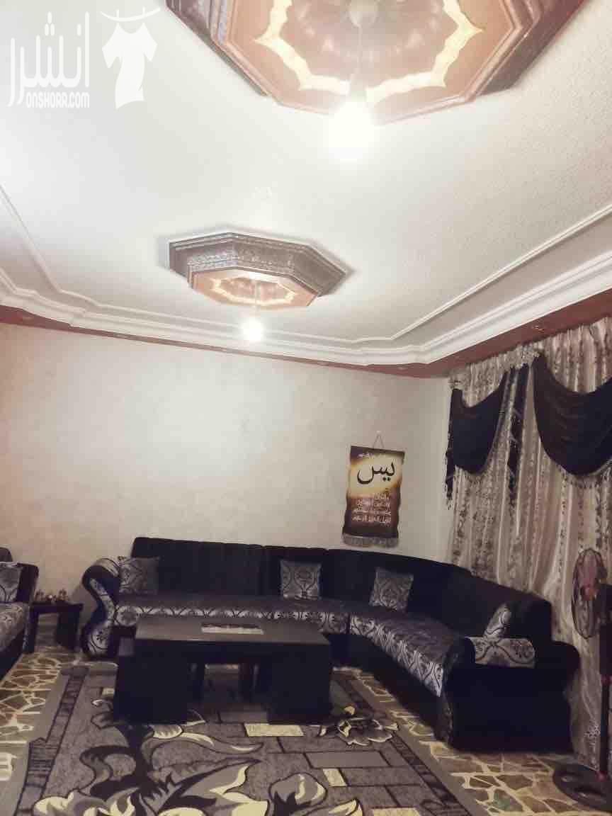 شقة ديلوكس للبيع في ضاحية الامير حسن شبه تسوية لها ٣ مداخل مهوية بشكل ممتازمساحته١٥٠ داخلي٢٠خارجي البيت مقسم بباب المنيوم الى بيتين بمطبخين لكل بيت مدخل خاص يصلح بيت واحد كبير او بيتين متوسطي الحجم ٤...