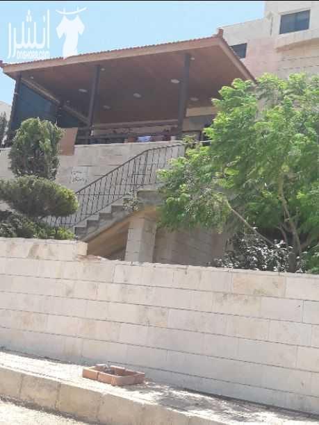 بيت مستقل يتكون من طابقين الارض ٧١١م الطابق الاول ١٠٠م غرفة نوم كبيرة صالة مع مطبخ امريكى وحمام ط ٢ ٢٥٠م مع الترس ٣نوم ١ماستر ٣حمامات صالة وصالون مطبخ مع جلسة فاير بليس حديقة مطبخ كبيرة حدائق امامي...