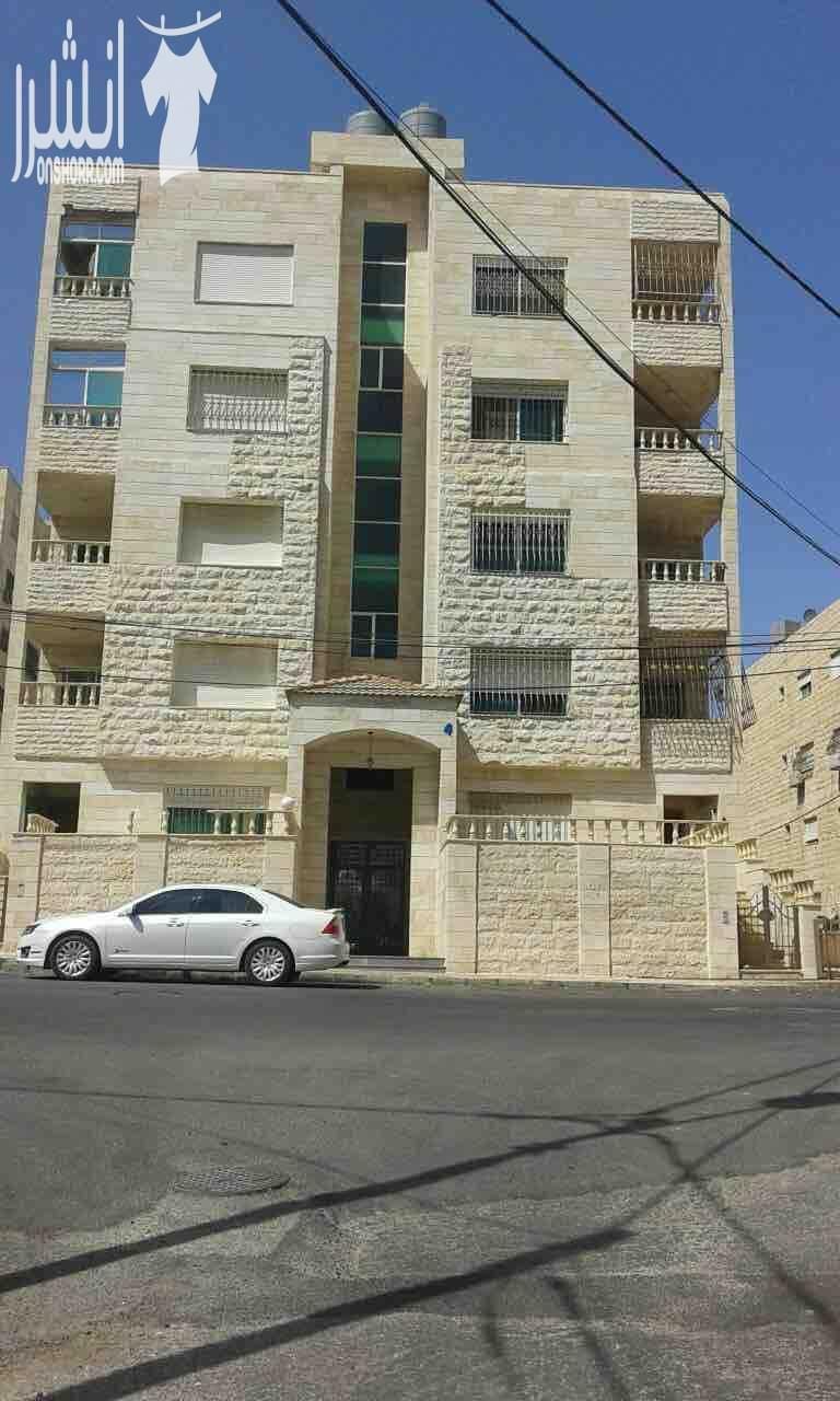 شقة في طبربور مساحتها ١٤٢م طابق رابع ٣ غرف نوم وحدة منهم ماستر حمامين وحمام ماستر صالون غرفة معيشة مطبخ بيطلع على برندة مطلة عمر العمارة ٨ سنوات العمارة في منطقة حيوية وقريبة من كارفور