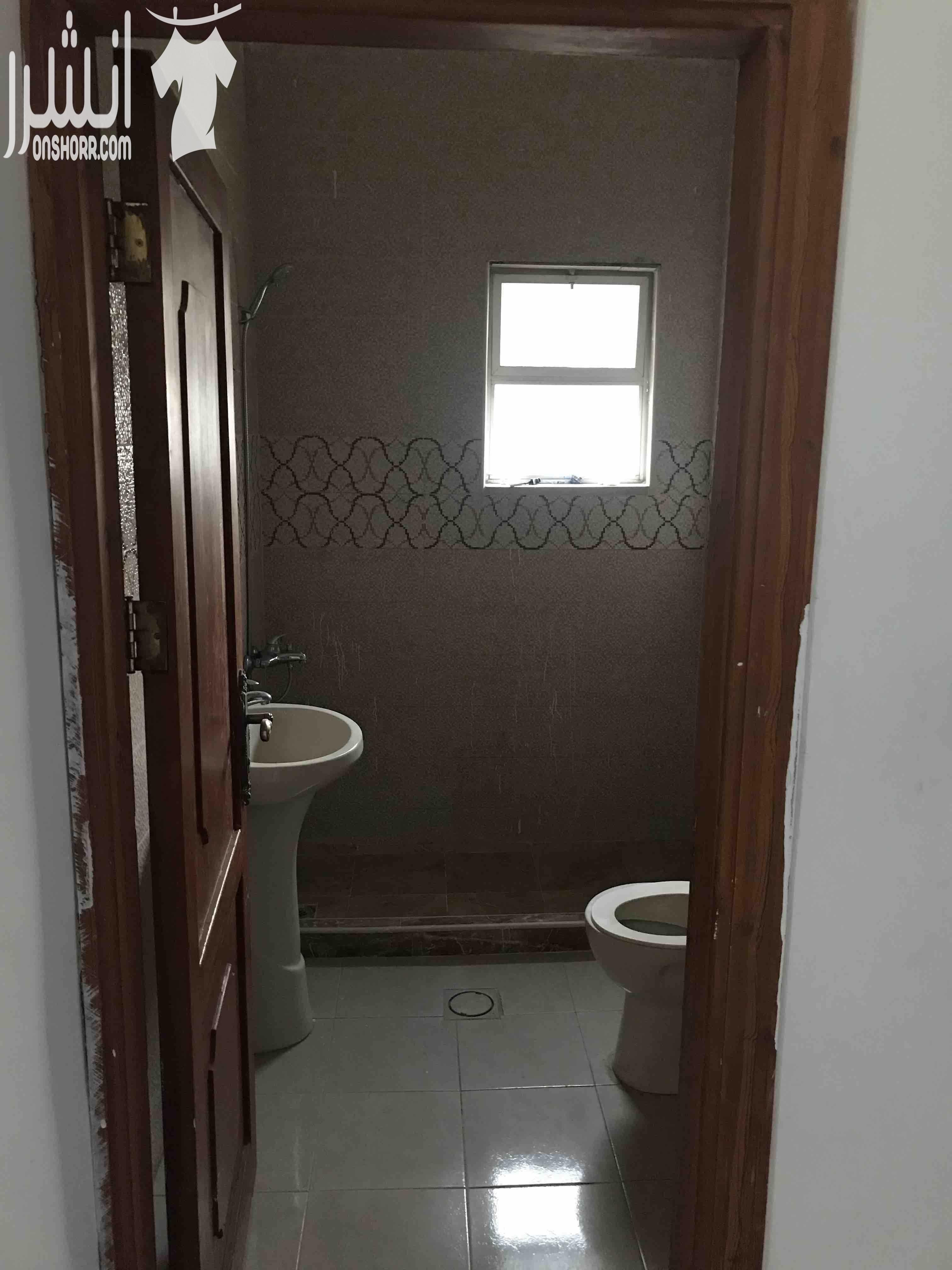 شقة 100 متر في جبل النصر 3 غرف نوم ، وحدة منهم ماستر مع بلكونه مطبخ بحالة الجديد راكب بناء جديد تؤجر بمبلغ 200 دينار في حالة البيع للاستثمار . يوجد مصعد طابق ثالث موقع حيوي و مميز جدا على الخدم...