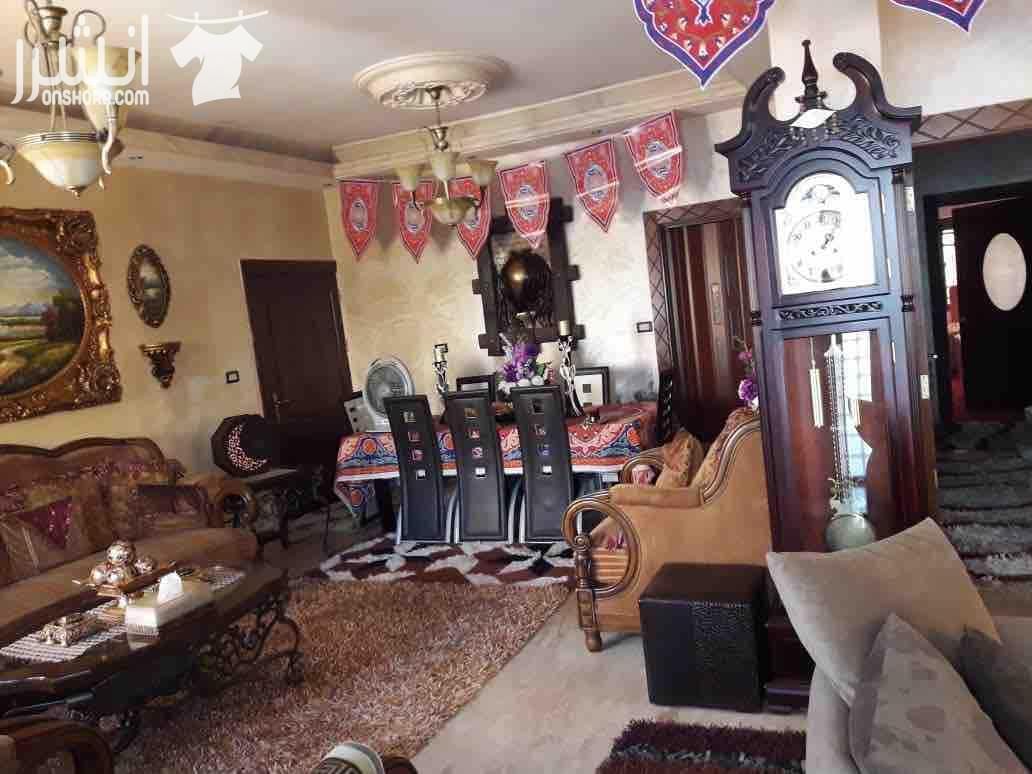 شقه في الياسمين مشطبه تشطيب فاخر جدا 168م تحتوي على : ثلاث غرف واحده ماستر ثلاث حمامات مطبخ خشب بلوط مع هود ايطالي من ال AEG فاخر جدا صالون كبيير تشطيب رائع ساحه كبيره وبلكونة مطبخ بلكونه مع الصا...
