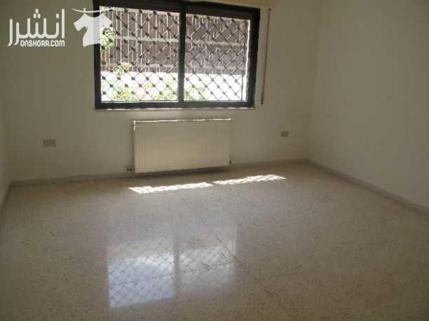الرونق بالقرب من النادي الأهلي شقة من فيلا للايجار طابق أرضي مساحة 185 متر 3نوم ومنها مع ماستر 3حمام مطبخ صالون غرفة ضيوف بالاضافه تدفئه مركزيه وحديقه و3 مداخل الإيجار سنوي السعر 5500 للاستفسار 079843...