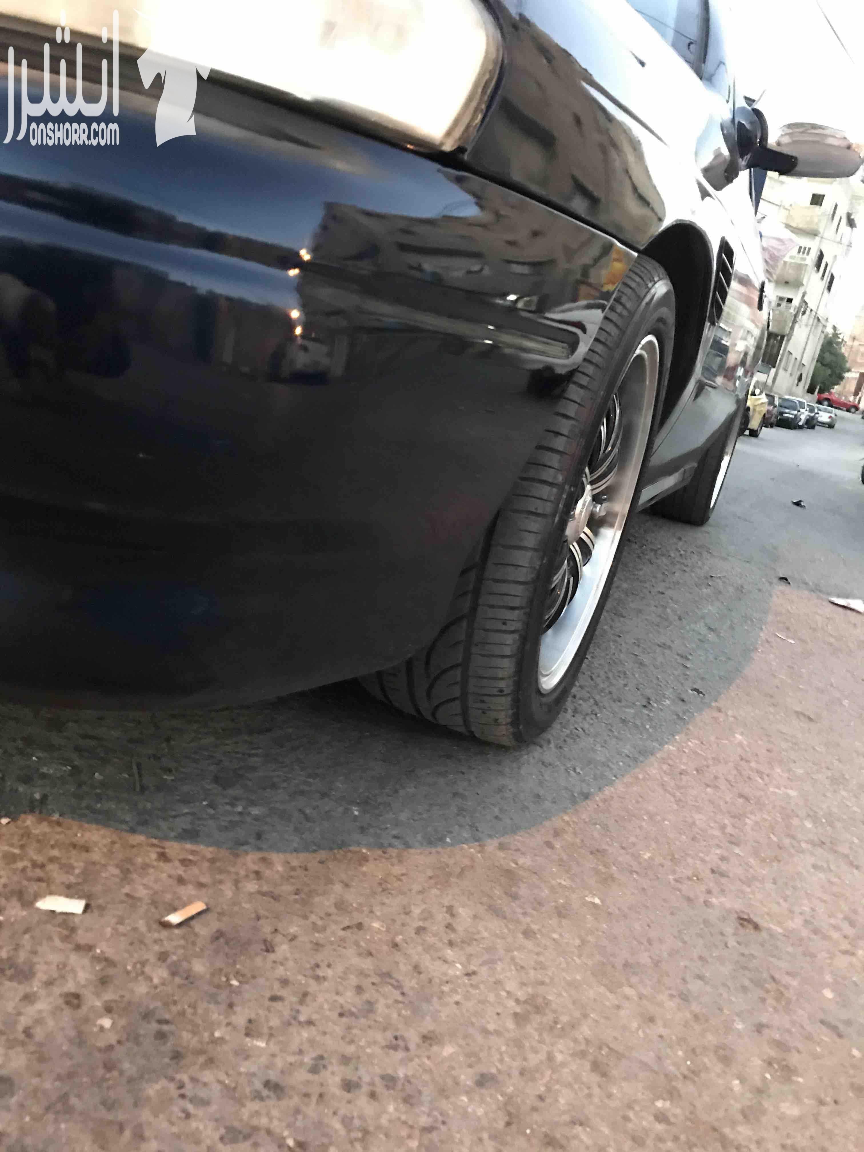 ما شاء الله السياره مش ناقصها شي ابداً مكيف حامي بارد شغال 100٪ قزاز كهربا كامل جنط 15 اخر قصه قريب 16 سستم كامل مكون من امبي فير 4000 و4سماعات كنويد وصب هوفر 1800 وت السياره مدهونه جديد مرخصه...