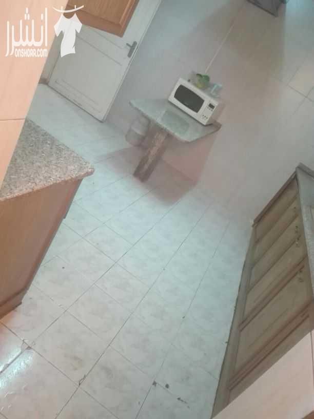 شقه للبيع طابق اول على الشارع صاله وصاله ومعيشه و ٣غرف نوم منهم واحده ماستر.. حمامين .. مطبخ راكب وكرميد وباربكيو وترس مساحتو ٧٠متر مساحه داخليه ١٦٠متر على الكوشان ١٥٨ ... له ثلاث مداخل ضاحيه الاقص...