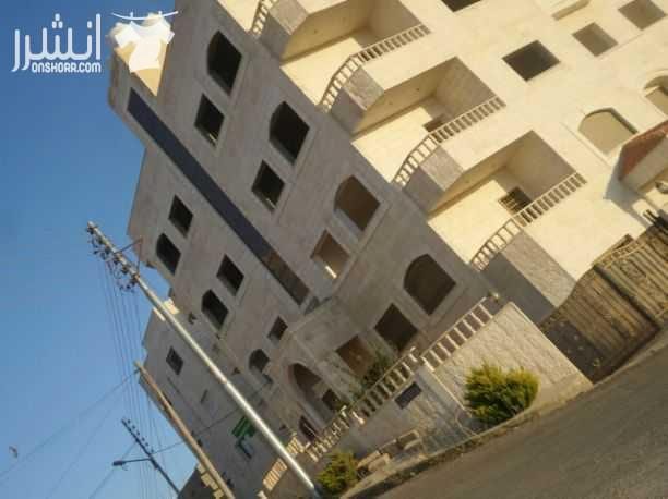 للبيع طابقين عظم من عماره مكونه من أربع طوابق وكل طابق يوجد شقتين مساحة الشقه 183م مكونه من 3غرف نوم و 3حمامات واحد منهم ماستر ومطبخ كبير مساحه 4*4 وصاله وصالون، الموقع صويلح الحي الشرقي الحوض الجبيهة...
