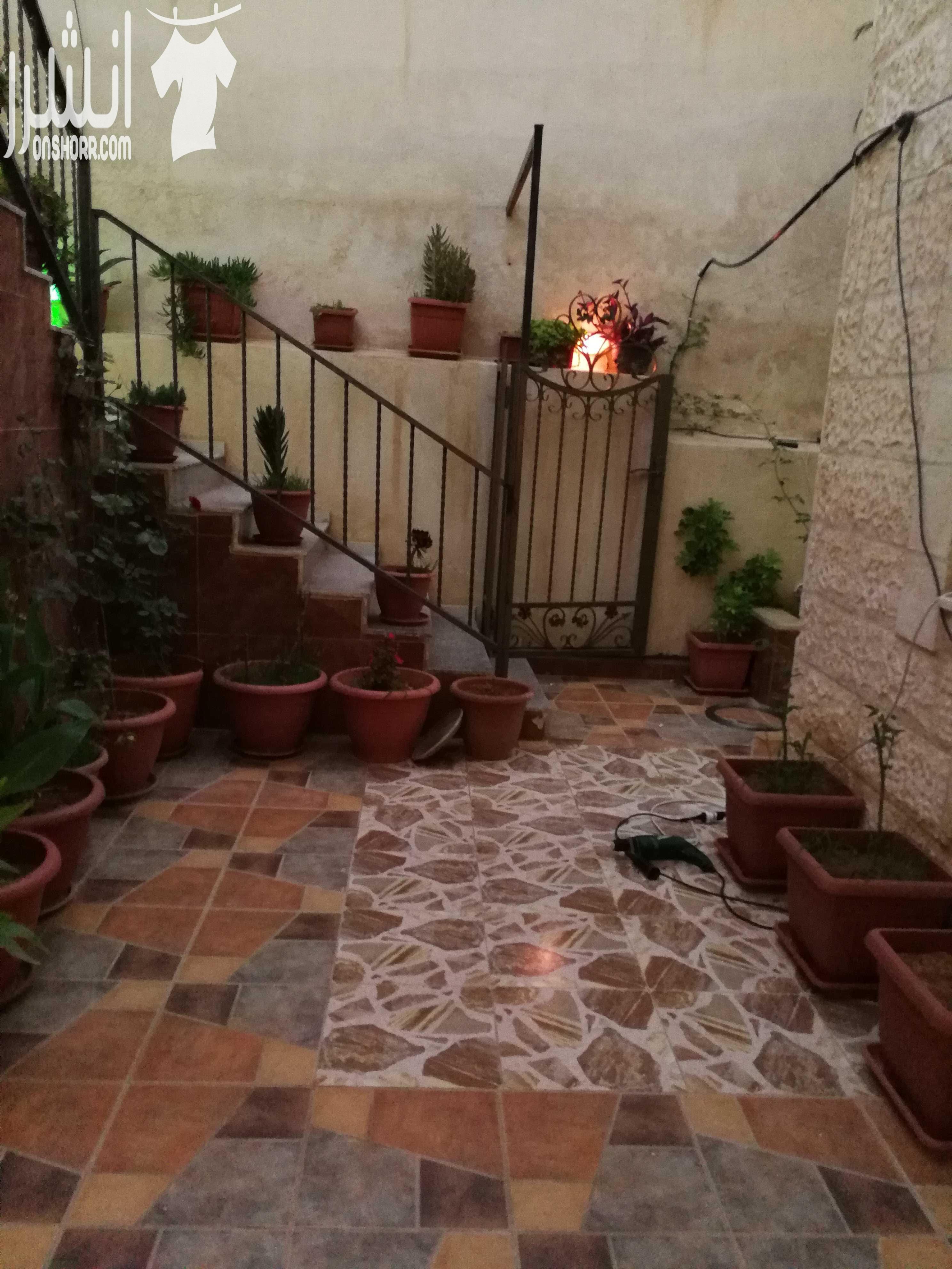 شقة بالزرقاء الجديدة جبل المغير اول فني مساحتها ١٥٠ متر مع حديقة مساحتها ٩٠ متر ٤غرف مع صالة و٣ حمامات ومطبخ راكب