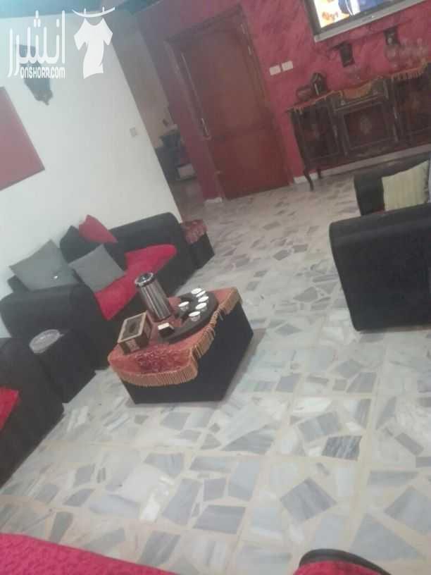 شقه للبيع طابق اول على الشارع صاله وصاله ومعيشه و ٣غرف نوم منهم واحده ماستر.. حمامين .. مطبخ راكب وكرميد وباربكيو وترس مساحتو ٧٠متر مساحه داخليه ١٦٠متر على الكوشان ١٥٨ ... له ثلاث مداخل ضاحيه الاقص...