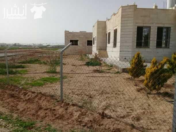 بيت للبيع في منطقة مفرق شبه فيلا على ثلاث دنم الارض بناء بيت اربع واجهات حجر مكون بناء البيت نظام فرنسي مسطح البيت(٢٥٠)متر ٠٧٩٥٠٠٦٨٣٥ أبو مراد