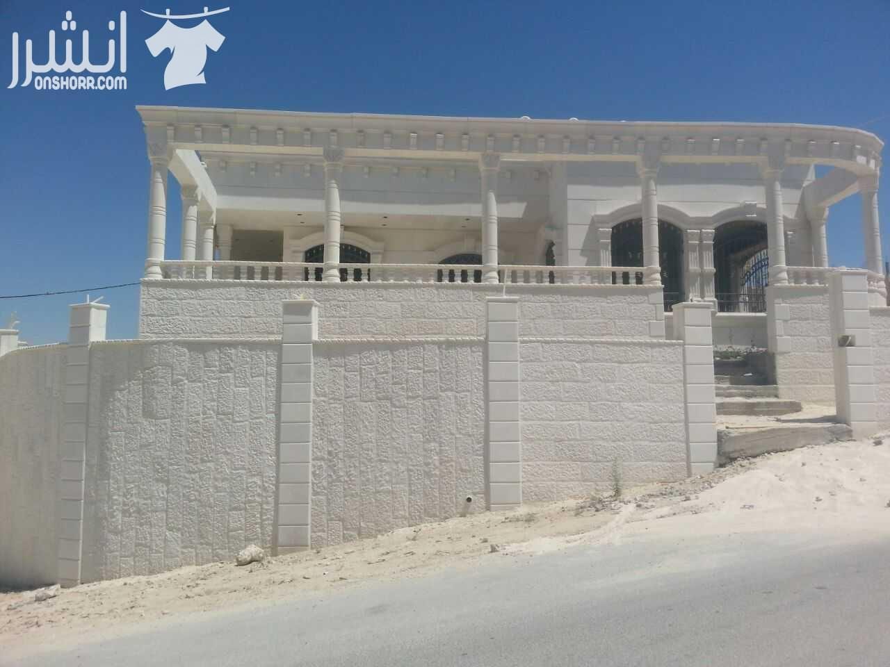 فيلا قيد التشطيب في الاردن / الزرقاء الجديدة - البتراوي في منطقة هادئة، على ثلاث شوارع، أربع واجهات حجر نخب أول، مساحة الأرض (500) متر مربع، ويتألف البيت من طابقين: 1- الطابق الأرضي مساحته (121) متر...