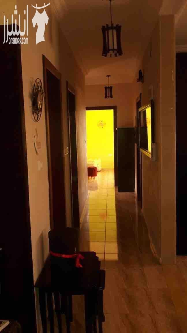 شقة للبيع في اجمل مناطق عمان ربوة عبدون بين عبدون و ضاحية الياسمين بناية جديدة و قريبة على الخدمات و منطقة هادئة و مطلة و قريبة على الخدمات .. عمر البناية سنة و نصف .. الشقة مكونة من 3 غرف نوم و غرفة...