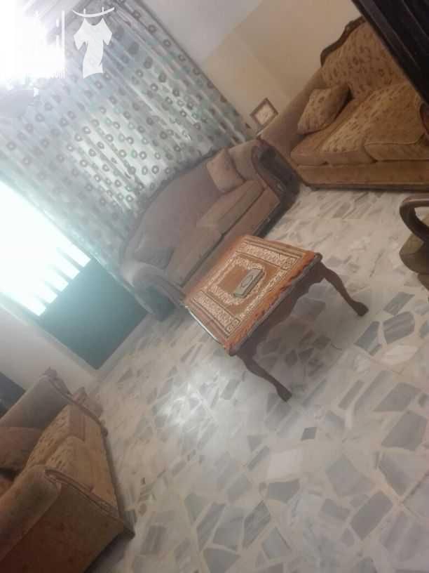 شقه للبيع طابق اول على الشارع صاله وصاله ومعيشه و ٣غرف نوم منهم واحده ماستر.. حمامين .. مطبخ راكب وكرميد وباربكيو وترس مساحتو ٧٠متر مساحه داخليه ١٦٠متر على الكوشان ١٥٨ ... له ثلاث مداخل ضاحيه الاقص...