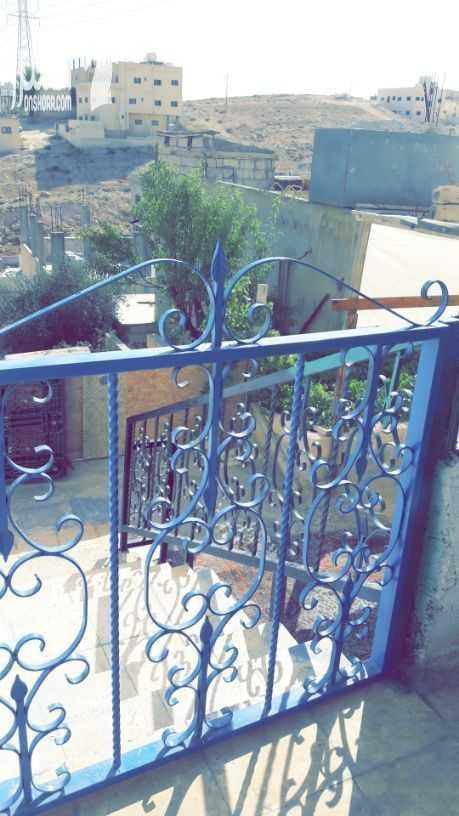بيت مستقل للبيع وعليه ارض
٣غرف
٢ حمامين
مطبخ
العنوان : طريق ياجوز حي الرشيد خلف محكمة المدينه للاستفسار الاتصال على الرقم 0795900685