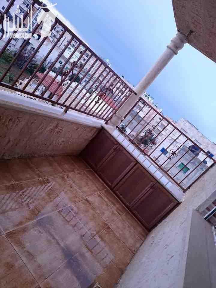 شقة سوبر ديلوكس للبيع طابق رايع اربد الحي الشرقي ٣غرف نوم ٣حمامات صالة و ضيوف و سفرة مطبخ امريكي راكب مكيفين و جاكوزي يوجد مصعد مساحة ٢٠٦متر مربع