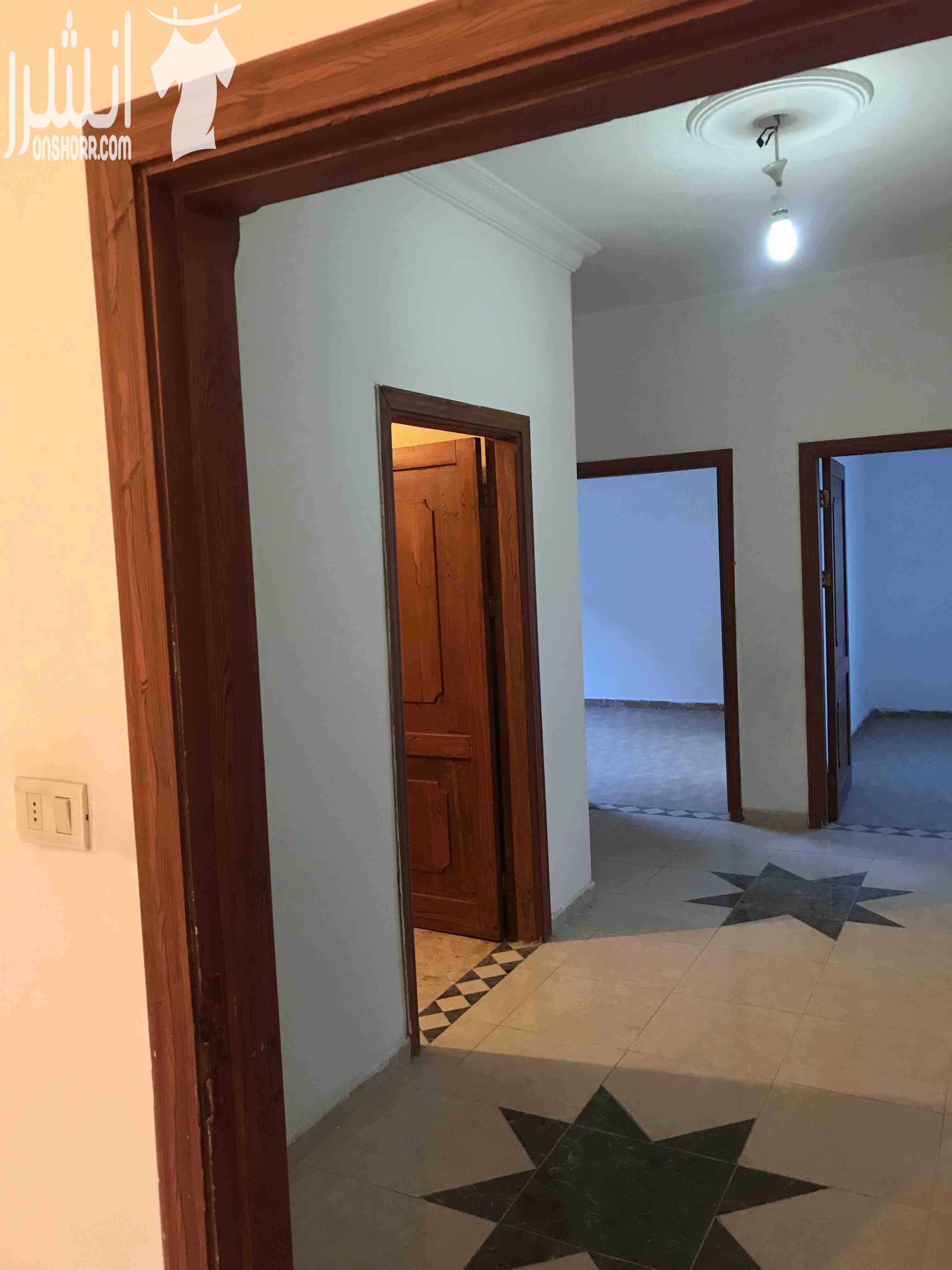 شقة 100 متر في جبل النصر 3 غرف نوم ، وحدة منهم ماستر مع بلكونه مطبخ بحالة الجديد راكب بناء جديد تؤجر بمبلغ 200 دينار في حالة البيع للاستثمار . يوجد مصعد طابق ثالث موقع حيوي و مميز جدا على الخدم...