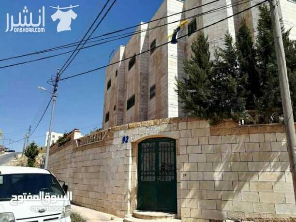 منزل مستقل للبيع يوجد ام نواره يتكون من تلات طوابق تسويه 71م غرفه حمام ومطبخ طابق ارضي 183م تلات غرف نوم صاله وصالون مطبخ راكب تلات حمامات ترس خارجي 70م طابق اول شقتين 150م 100م طابق تاني 250م اربع...