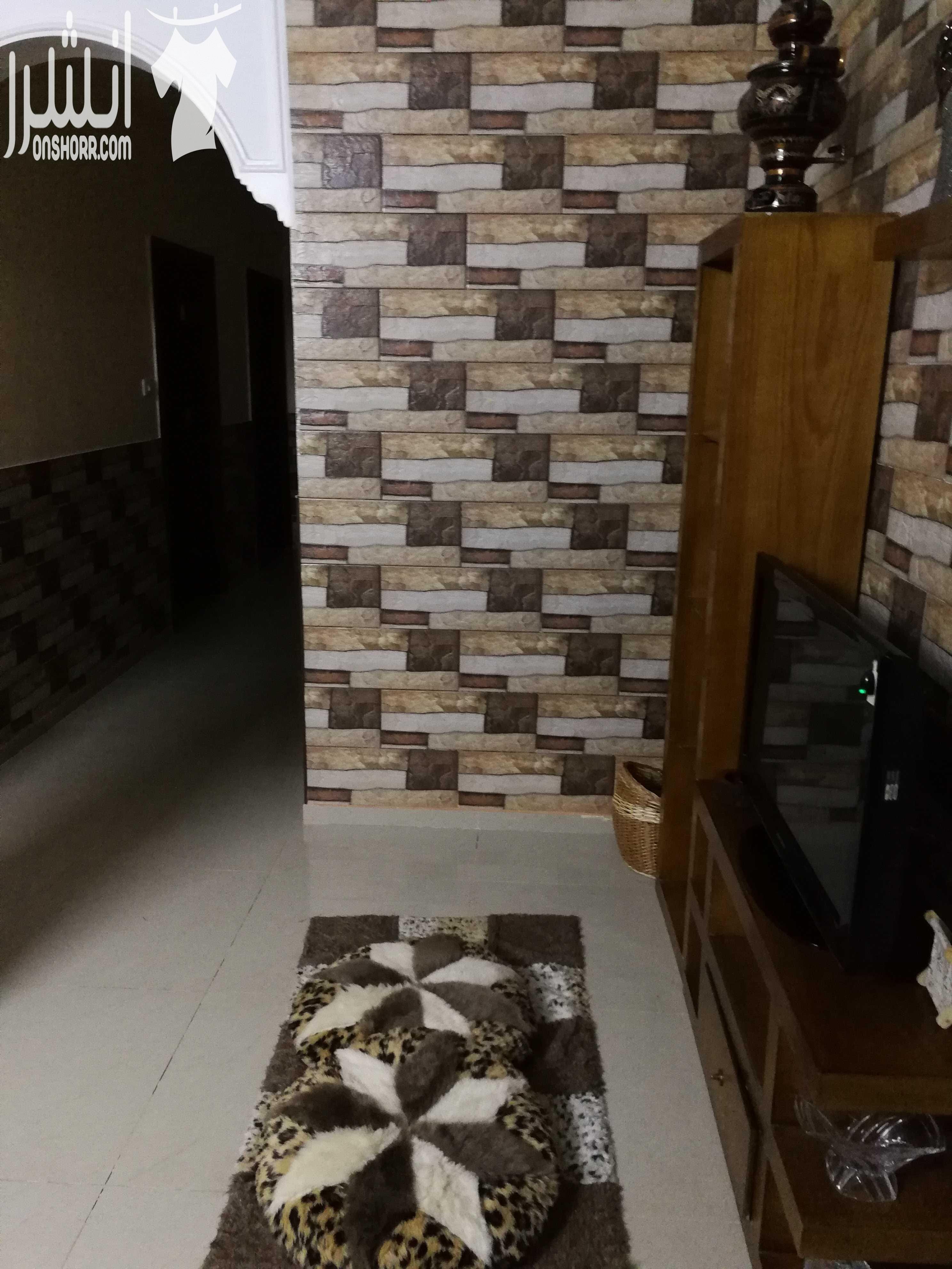 شقة بالزرقاء الجديدة جبل المغير اول فني مساحتها ١٥٠ متر مع حديقة مساحتها ٩٠ متر ٤غرف مع صالة و٣ حمامات ومطبخ راكب