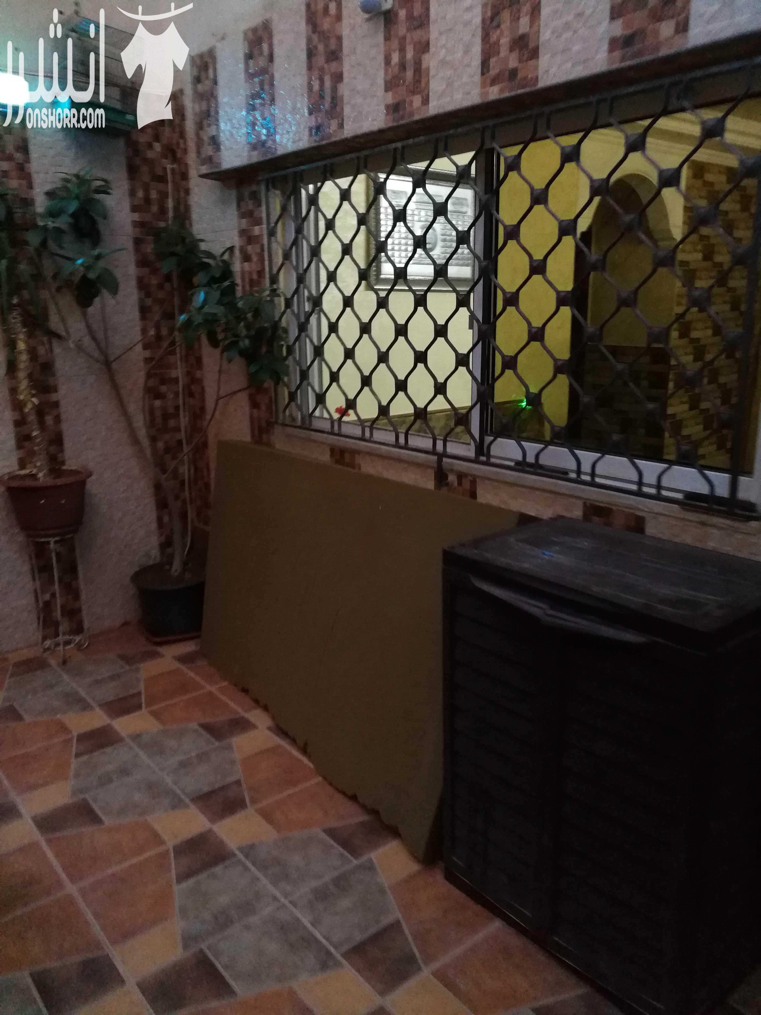 شقة بالزرقاء الجديدة جبل المغير اول فني مساحتها ١٥٠ متر مع حديقة مساحتها ٩٠ متر ٤غرف مع صالة و٣ حمامات ومطبخ راكب