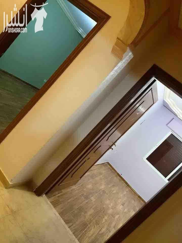 شقة سوبر ديلوكس للبيع طابق رايع اربد الحي الشرقي ٣غرف نوم ٣حمامات صالة و ضيوف و سفرة مطبخ امريكي راكب مكيفين و جاكوزي يوجد مصعد مساحة ٢٠٦متر مربع