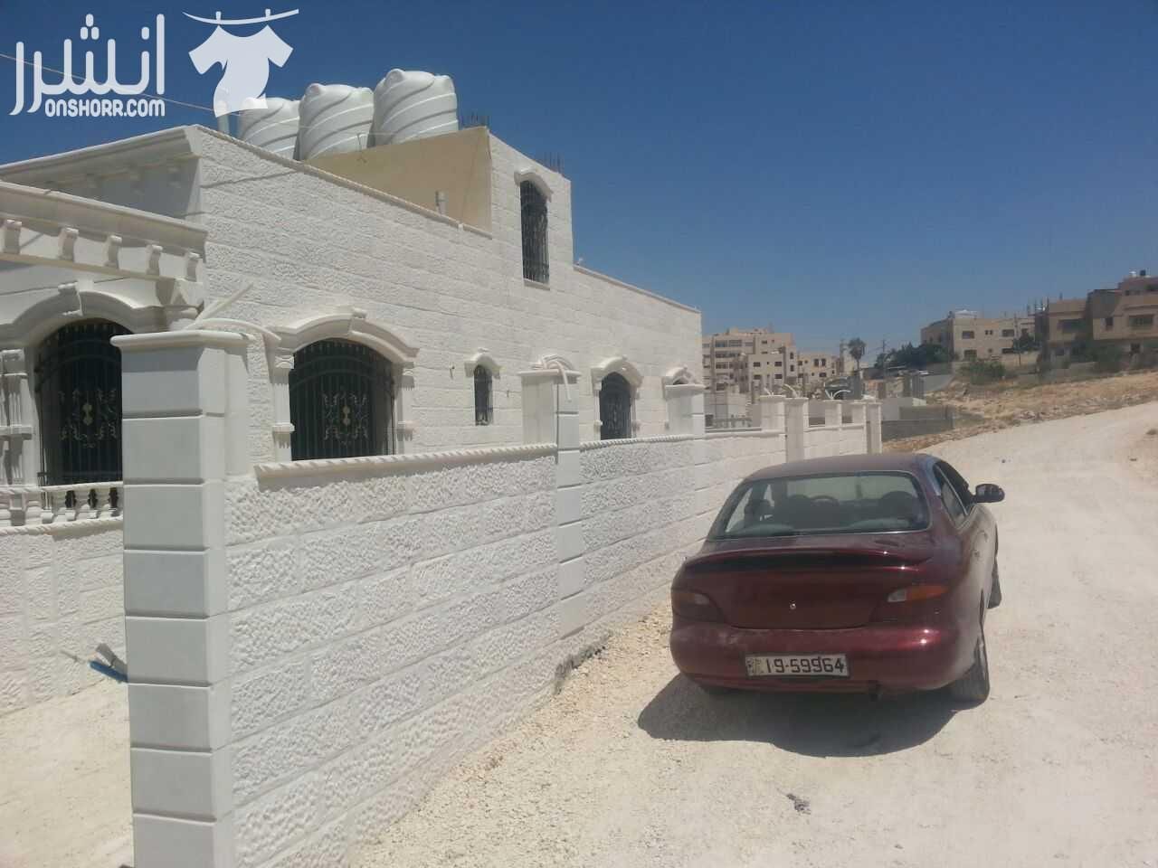 فيلا قيد التشطيب في الاردن / الزرقاء الجديدة - البتراوي في منطقة هادئة، على ثلاث شوارع، أربع واجهات حجر نخب أول، مساحة الأرض (500) متر مربع، ويتألف البيت من طابقين: 1- الطابق الأرضي مساحته (121) متر...