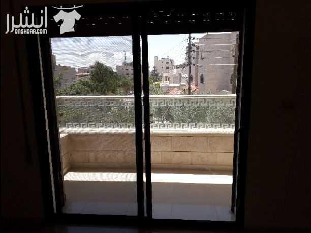 شقة الايجار خلدا قرب مدارس الدر المنثور طابقية مميزة فخمة من عمارة ٣ادوار مساحة ٣٢٢ م٢ - ٤ نوم ٣ ماستر ٤ حمامات - صالونات واسعة - ٣ برندات مطلة ديكورات - ط١ - غرفة خادمة وغسيل - مطبخ واسع راكب -...