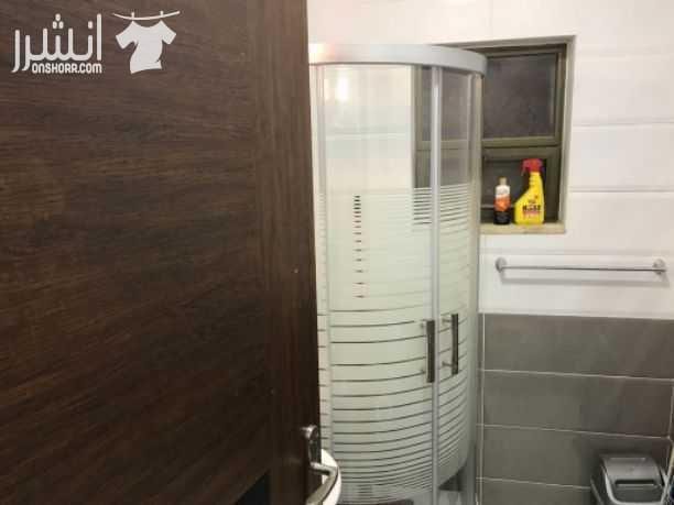 شقة استثمارية مفروشه بشارع الجامعه مساحه 85 متر ، طابق ثالث ، مقسمه حاليا الى اثنين استديو بدخل شهري 600 د.أ يحتوي كل استديو على غرفة نوم ، وصالون ، ومطبخ ، وحمام . عمر البناء لا يتجاوز 3 سنوات ،...