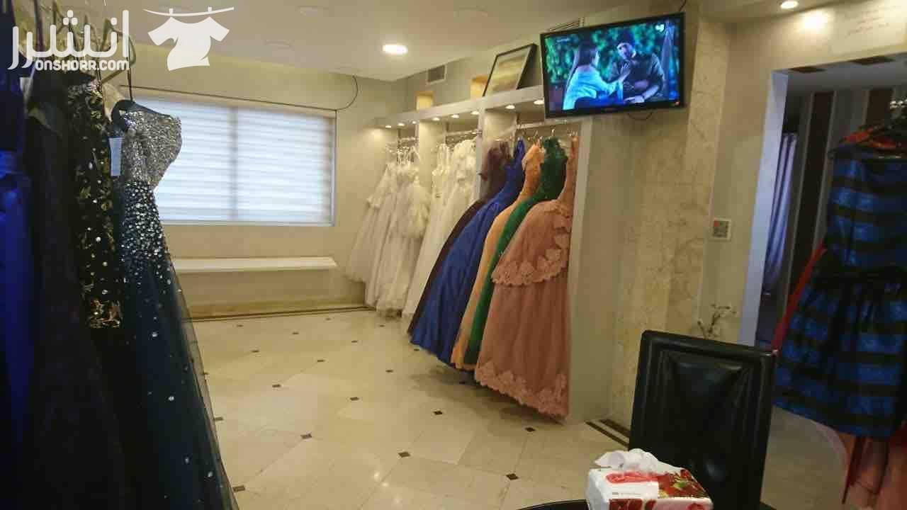 اعلان محل بيع وتاجير بدلات اعراس وسهرة للبيع .. مساحة المحل اكتر من ١٠٠ متر مربع. يعمل بشكل جيد .. سبب البيع عدم التفرغ والسفر . تكييف مركزي (حامي/بارد) ديكور جديد.. واجهة سيكوريت على الشارع الرئيسي...