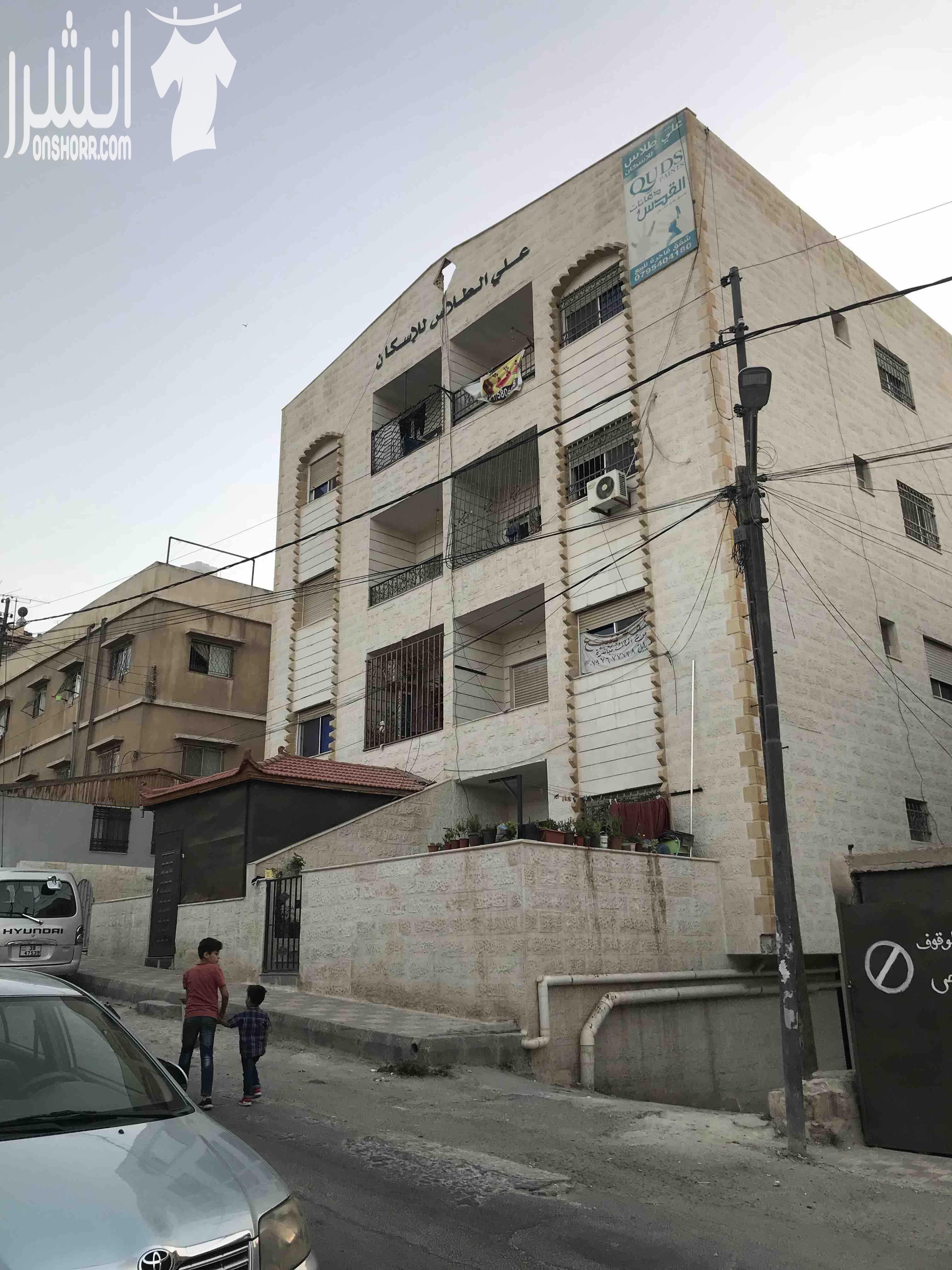 شقة 100 متر في جبل النصر 3 غرف نوم ، وحدة منهم ماستر مع بلكونه مطبخ بحالة الجديد راكب بناء جديد تؤجر بمبلغ 200 دينار في حالة البيع للاستثمار . يوجد مصعد طابق ثالث موقع حيوي و مميز جدا على الخدم...