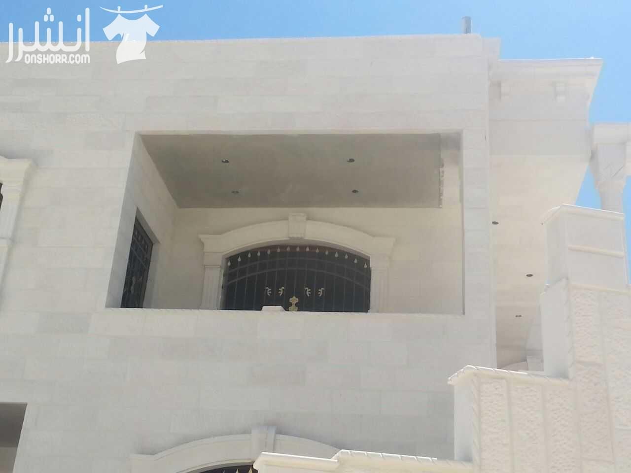 فيلا قيد التشطيب في الاردن / الزرقاء الجديدة - البتراوي في منطقة هادئة، على ثلاث شوارع، أربع واجهات حجر نخب أول، مساحة الأرض (500) متر مربع، ويتألف البيت من طابقين: 1- الطابق الأرضي مساحته (121) متر...