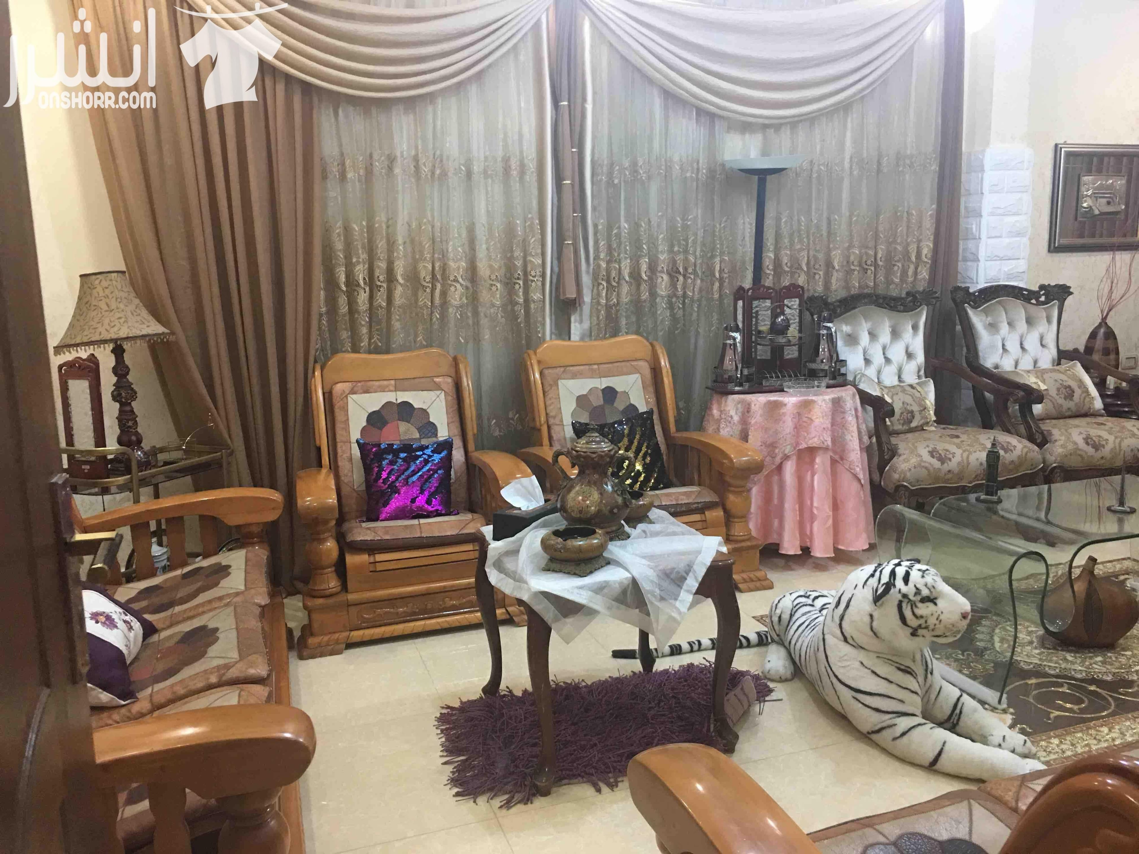عماره للبيع /ياجوز /حي الرشيد /ضاحية الملك عبدالله الثاني عماره طابقين مكونه من ثلاث شقق الطابق الاول شقه مساحتها210م (مطبخ أمريكي و صاله/ غرفه ضيوف حمام/ ثلاث غرف نوم ماستر ) الطابق الثاني شقتين...