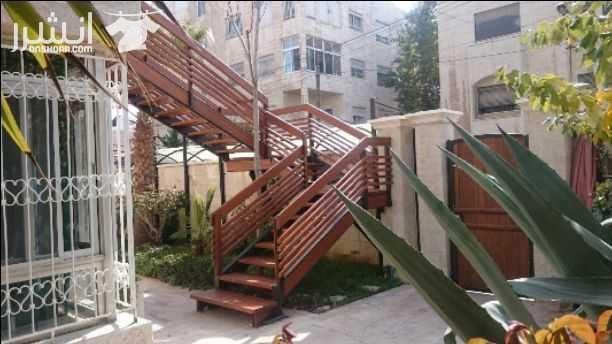 شقه دوبلكس مفروشه أو فارغه فاخره للايجار في شارع عبد الله غوشه الإيجار سنوي مساحه 245م الطابق الأول صاله ضيوف وغرفه سفره وحمام ضيوف ومطبخ الطابق الثاني غرفه معيشه وثلاث غرف نوم وحمامان حديقه و ترأس كب...