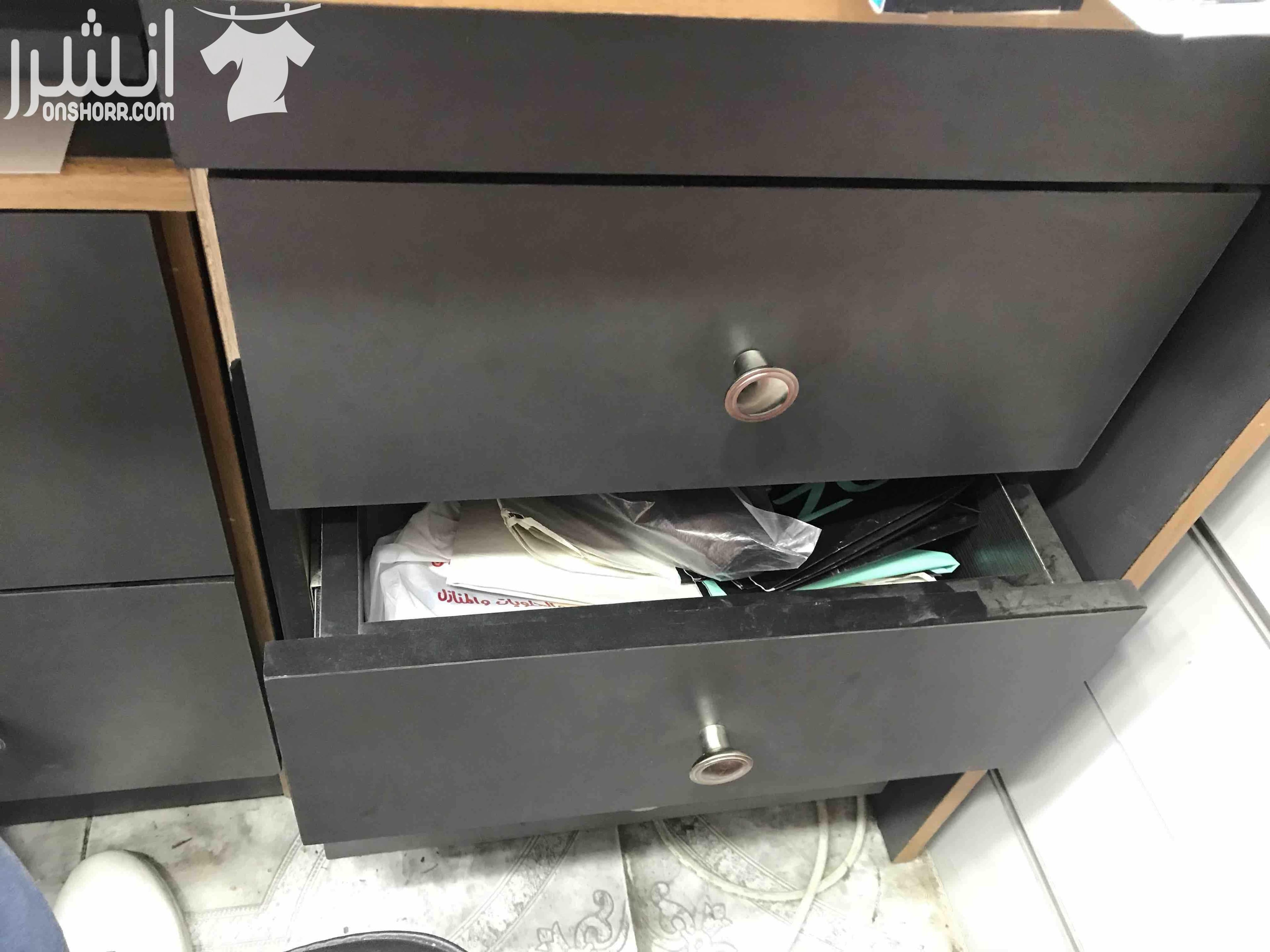 عدت صيانه بل كامل كاونترات / مفكات /قواعد شحن / جميع مستلزمات الصيانه مكينة فك الأجهزه غساله /هيت غان كاوي / بور صبلاين جهاز فحص الأجهزه جميع المستلزمات موضحة بصوره كرسي دوار عدد 1 سعر 35 دينار...