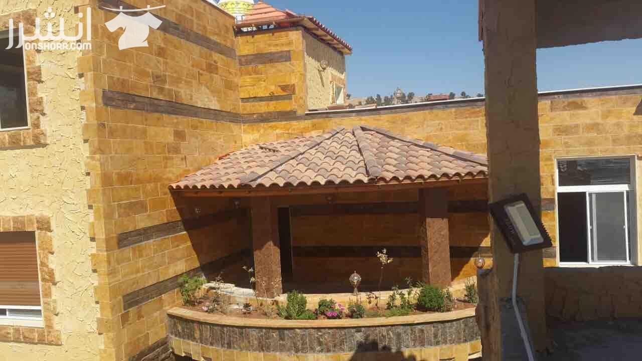 شالية للبيع .... يقع على 3,5 دونم مع مسبح وترس 500 متر وشلال وباربكيو وزرب وفرن عربي مزروع بالاشجار والنخيل والنجيل والورود وموقف سيارات 500 متر معبد . خمس غرف نوم ماستر مع ضيوف 60 متر وسفره وضيوف سي...