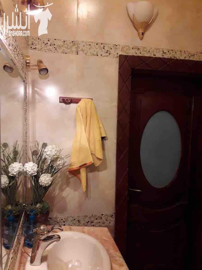 شقه في الياسمين مشطبه تشطيب فاخر جدا 168م تحتوي على : ثلاث غرف واحده ماستر ثلاث حمامات مطبخ خشب بلوط مع هود ايطالي من ال AEG فاخر جدا صالون كبيير تشطيب رائع ساحه كبيره وبلكونة مطبخ بلكونه مع الصا...
