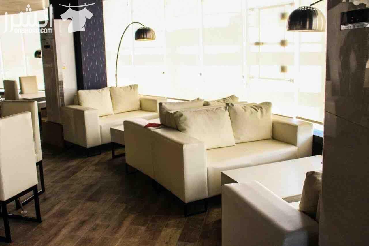 Jasmin breeze Restaurant and Café مطعم للبيع بـ مساحة 560 متر مربع تقريباً ديكور عصري وجميل جداً في سوق تجاري بـ بالزرقاء الجديدة منطقه البتراوي دوار البتراوي الموقع بمكان حيوي جداً يشمل محلات تجا...