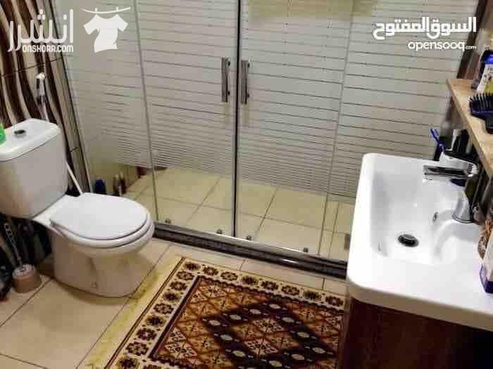 بيت مستقل للبيع في الزرقاء الجديده مكون من أربع غرف نوم وثلاث حمامات وصالة ضيوف وصالة معيشته مع مطبخ أمريكي مع المعيشه عمر البناء سنه البيت أعلى مواصفات البناء على الإطلاق عزل جميع واجهات البناء الشبا...