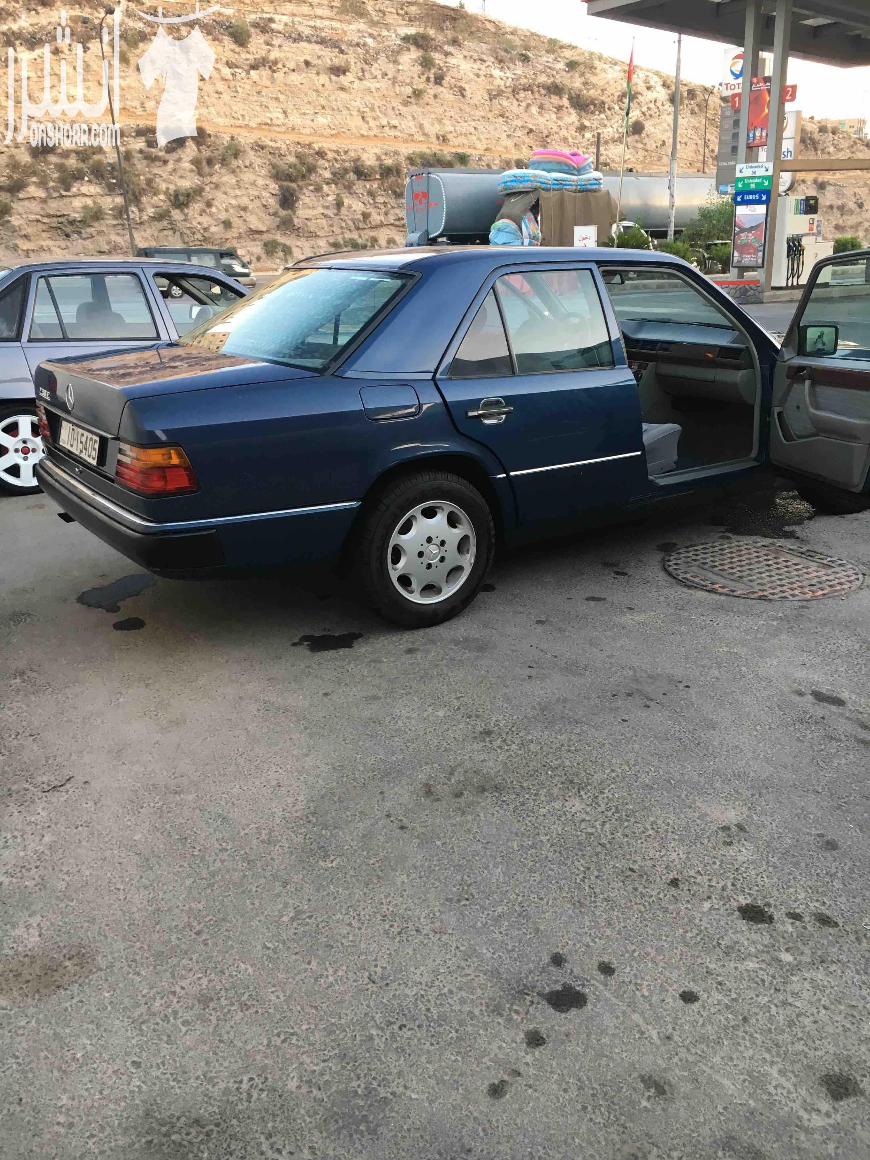 مرسيدس e200 فحص 4 جيد توب نظافة للبيع بسعر مغري موديل 1988 لون كحلي، قير أوتوماتيك ألماني أصلي راكب جديد، شبابيك كهربائية، نظام بريكات ABS، فتحة بالسقف (تحتاج تصليح بسيط)، محرك 2000 سي سي إقتصادي جد...